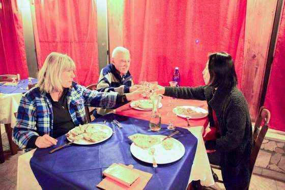 예정된 계획보다 우연한 감동을 좇기로 하고 떠난 캠핑카 여행. 산책길에 우연히 만나 저녁식사까지 함께 하게 된 한국과 독일 부부들. 이 순간을 즐기기 위해 건배를 했다. [사진 장채일]