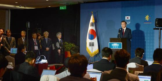 APEC, 아세안 정상회담등 동남아 순방중인 문재인 대통령이 순방을 마무리하며 14일 오후 필리핀 젠호텔 중앙기자실을 방문해 순방 성과에대해 브리핑 하고 있다. 청와대사진기자단