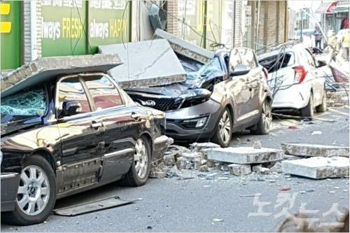 포항시 북구 흥해읍의 한 건물 외벽이 떨어져 차량이 파손됐다(사진=독자제공)
