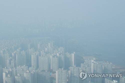 (서울=연합뉴스) 진연수 기자 = 미세먼지 농도가 '나쁨' 수준을 보인 지난 8일 서울 송파구 잠실 롯데월드타워에서 바라본 서울 시내가 뿌연 모습을 보이고 있다. 2017.11.8       jin90@yna.co.kr
