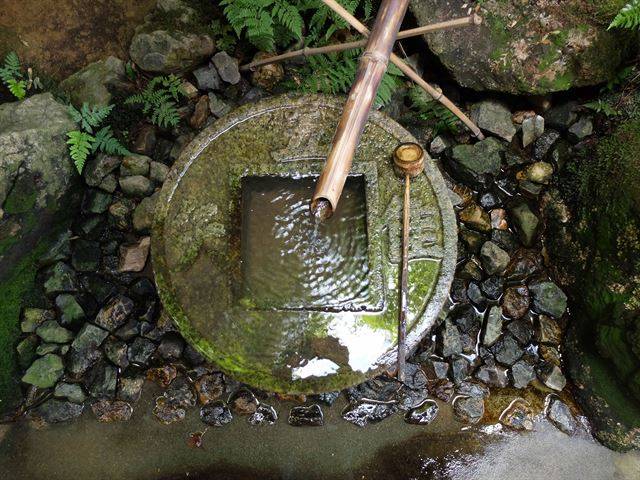 다실이나 사찰을 들어가기 전 손과 입을 맑게 하는 ‘쓰쿠바이’. ‘스스로 만족을 알고 살아가야 한다’는 뜻의 참선은 마르지 않는다.