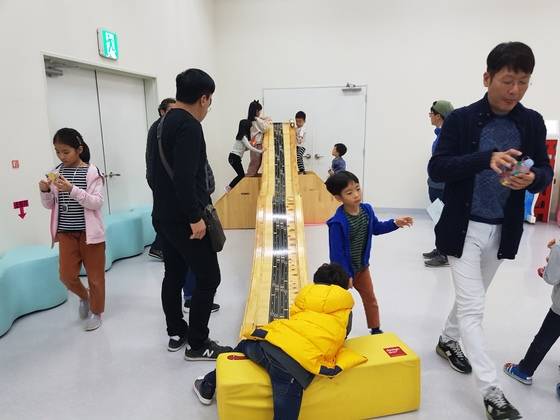 자동차 만들기 체험을 한 뒤 실제 굴러가는 지 테스트를 하고 있는 관람객. 황선윤 기자