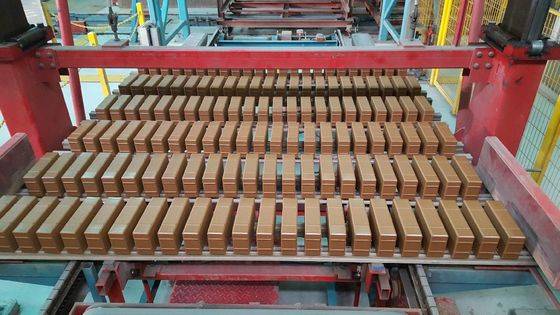 공장은 이탈리아와 독일의 자동설비로 구축돼 있다. 여기서만 황토벽돌이 하루 30만 장씩 만들어진다. [사진 송의호]