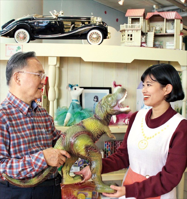 소재규 한립토이스 회장(왼쪽)이 헤이리 완구박물관에서 직원과 어린이들이 좋아하는 공룡 완구에 대해 얘기하고 있다.   김낙훈 기자