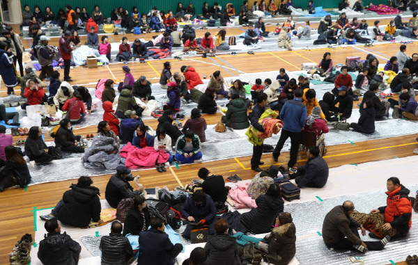 15일 오후 포항시 홍해읍사무소 인근 체육관에 주민들이 지진을 피해 대피해 있다. 연합뉴스