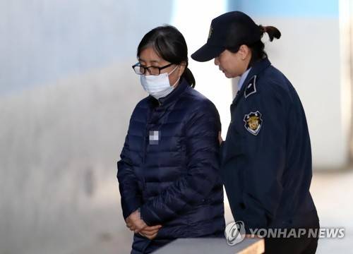 (서울=연합뉴스) 김인철 기자 = 오는 19일 자정, 2차 구속기간이 끝나는 '비선실세' 최순실 씨가 16일 오후 서초구 서울중앙지방법원에서 열린 3차 구속기간 연장에 관한 심문 절차에 출석하기 위해 호송차에서 내려 법정으로 향하고 있다. 2017.11.16      yatoya@yna.co.kr