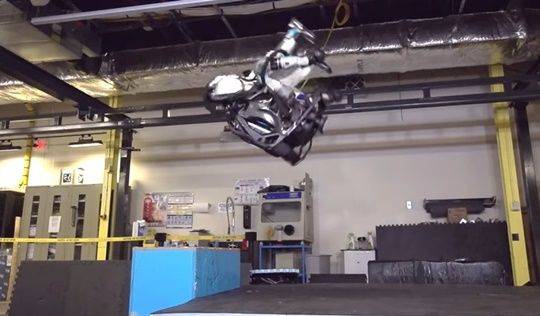 이족보행로봇 '아틀라스'가 사람들도 하기 힘든 백덤블링에 성공했다. (사진=유튜브 캡쳐)