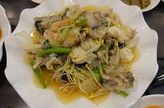 ‘홍박아구찜’의 여름철 아구수육에는 가을~겨울철에 비해 알집과 창자가 보이지 않는다. 여름이라 내장의 약한 부분은 맛이 변하기 쉽고 4~8월이 산란기이므로 알집에도 먹을 게 없어서 쓰지 않는 듯하다. 지난 7월 5일 사진이다.