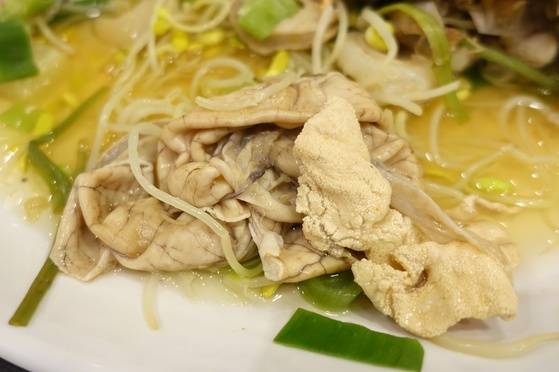 아구수육에 섞여 나온 알집 내벽에 작은 알들이 가득 붙어있다.