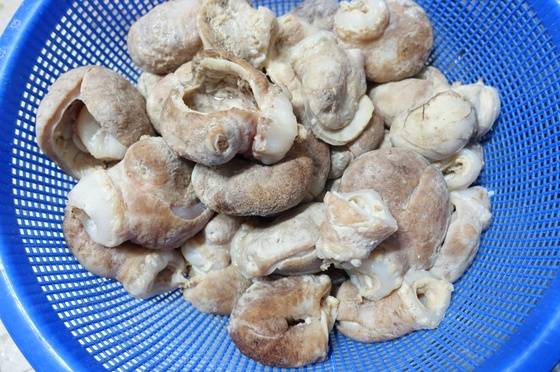 깨끗이 씻어서 된장을 살짝 풀고 초벌 삶아둔 아귀 위. 생으로 있을 때는 꽤 크지만 삶으면 어른 주먹만 하게 오므라든다. 도톰하고 쫄깃해 씹는 음식 즐기는 사람들이 많이 찾는다.
