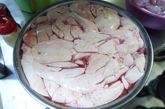 싱싱한 아귀에서 꺼낸 간을 따로 모아놨다. 주인 홍탁근씨는 한 마리 3㎏쯤 나가는 아귀 150㎏을 손질해 얻은 양이라고 했다. 시장에서도 간만 모아 따로 판매하기도 한다.