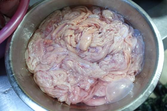 아귀가 싱싱하지 않으면 먹을 수 없는 알집과 창자를 수육에 넣으려고 모아뒀다.