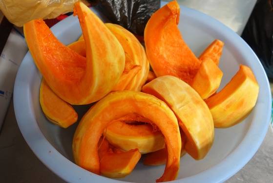 호박전을 부치는 데 쓰려고 늙은 호박 한 통을 쪼개 껍질을 벗겨놨다.