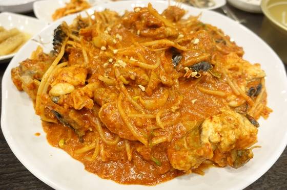 땅콩 알갱이를 뿌려서 내온 아구찜 양념에 섞인 하얀 입자들이 ‘홍박아구찜’의 요체인 아귀 간과 들깻가루다. 두 가지가 들어간 양념이 아귀 살에 적당히 스며 맛을 돋운다.