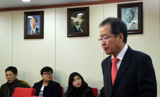 홍준표 자유한국당 대표가 17일 오전 서울 여의도 당사에서 열린 최고위원회의에 참석하고 있다. 이날 당사 회의실에는 이승만·박정희·김영삼 전 대통령의 사진이 걸려 있었다. 박종근 기자