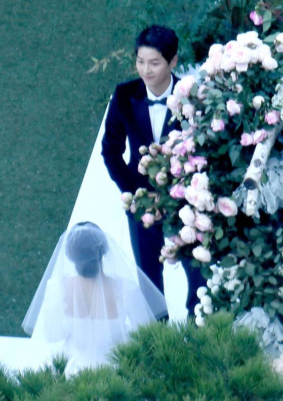 배우 송중기와 송혜교가 10월31일 오후 서울 중구 신라호텔에서 결혼식을 올리고 있다. 사진공동취재단