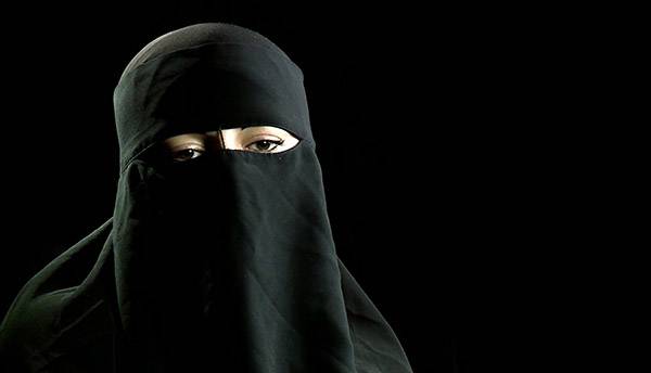 ⓒMail Online 갈무리 베칼 마흐무드는 친인척의 눈을 피해 온몸을 가리고 다닌다.