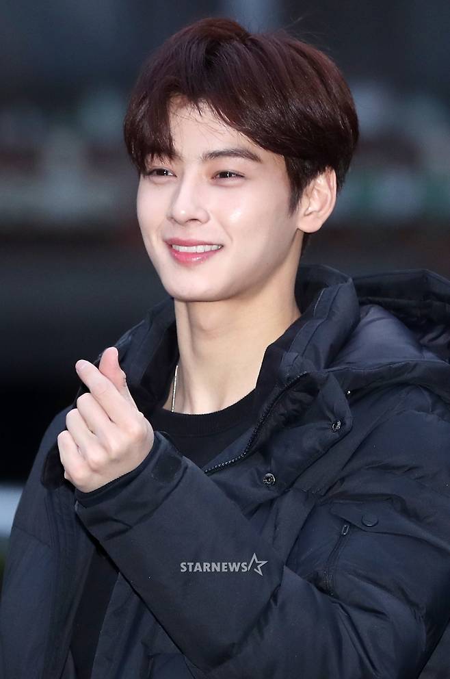 [★포토]차은우, '흐트러진 앞머리는 얼굴로 커버'