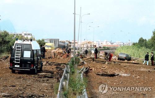 1992년 시칠리아에서 자동차를 타고 가다 폭발물이 터져 사망한 조반니 팔코네 검사의 암살 현장 [AP=연합뉴스]
