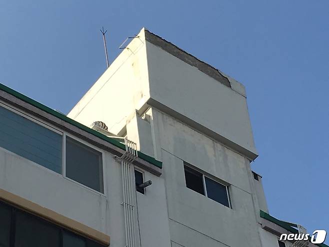 18일 오전 대구 동구 6층짜리 아파트 옥상에서 물탱크 외벽이 떨어져 주차된 차량 3대가 파손됐다.(대구 동구 제공)© News1