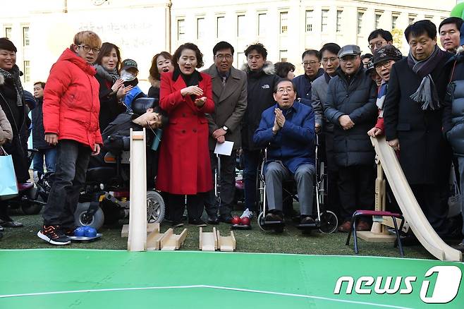 박원순 서울시장이 18일 서울복지박람회에서 뇌성마비 장애인과 함께 패럴림픽 정식종목인 '보치아 게임'을 하고 있다. (서울시 제공)© News1