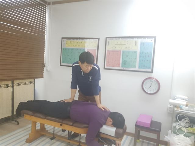 비트코인으로 결제하고 카이로프락틱(도수 치료)체험 중인 기자. 박재현 기자