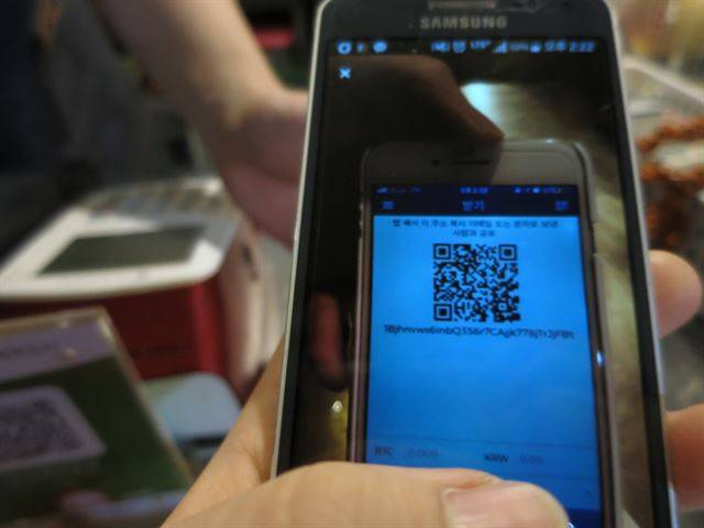 거북이의주방에서 QR코드를 이용해 비트코인을 전송하고 있다. 김주은 인턴기자