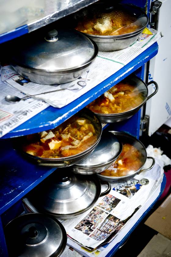 '광화문집'은 아침에 김치찌개를 끓여 미리 준비해 놓는다. 이렇게 끓여놓으면 국물이 더 우러나와 맛있을뿐 아니라 손님상에 나갔을 때 빨리 끓어 금방 먹을 수 있다. 김경록 기자