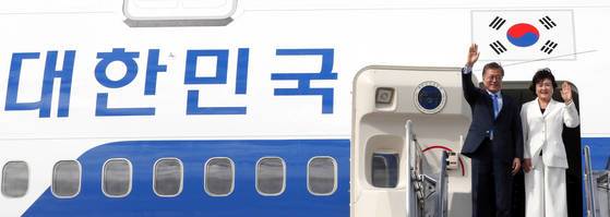 문재인 대통령과 부인 김정숙 여사가 12일 오후 ASEAN+3 회담에 참석하기 위해 필리핀 마닐라 국제공항에 도착, 손을 흔들고 있다. 문 대통령이 타고온 비행기는 대한항공에서 빌린 '전세기'다. 청와대 사진기자단