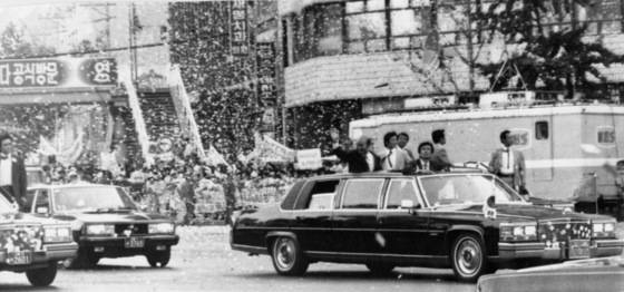 1897년 전두환 전 대통령이 아프리카 순방을 위해 신문로를 지나자 시민들의 환송을 하고 있다.