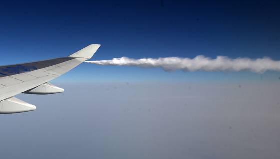 2011년 아랍에미리트 국빈방문을 위해 출발한 대통령 전용기가 출입문 하단부 에어커버 장치 이상으로 인천공항으로 긴급 회항하는 가운데 서해상에서 항공유를 방출하고 있다. 청와대 사진기자단