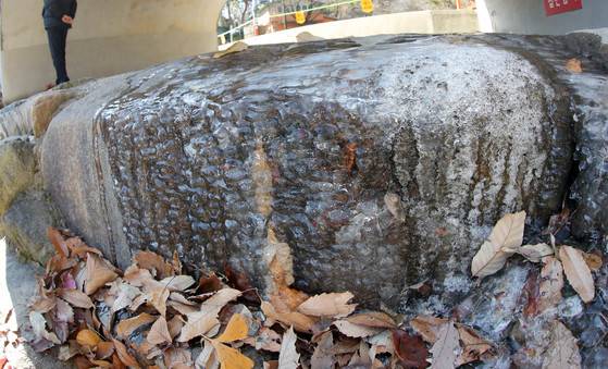 서울지역 아침 최저기온이 영하 6.6도를 기록하는 등 올겨울들어 가장 추운 19일 오전 서울 우이동 백련사 인근 계곡에서 막아놓은 보 위로 넘치는 물이 얼어 있다. 강정현 기자