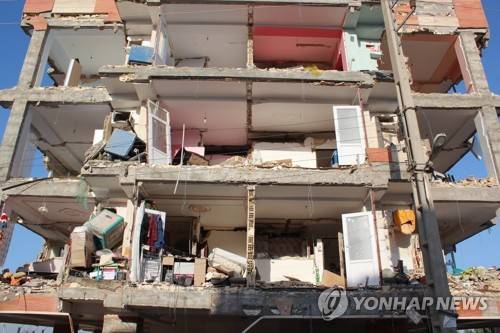 지진으로 무너진 이란 케르만샤의 정부 임대아파트[연합뉴스자료사진]