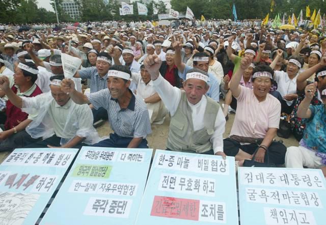 2002년 7월 22일 한-중 마늘 수입쿼터 협상 규탄 대회에 참석한 농민들. /조선DB