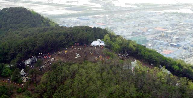 2002년 4월 16일 경남 김해 돗대산 중국 여객기 추락사고 현장. 사고기 잔해가 여기저기 흩어져 있는 가운데 구조대원들이 현장 수색작업을 벌이고 있다. /조선DB