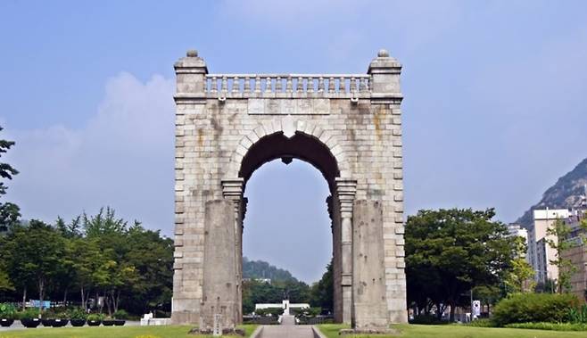 서울특별시 서대문구 현저동 독립공원 안에 자리한 독립문의 모습. 한국관광공사 제공.