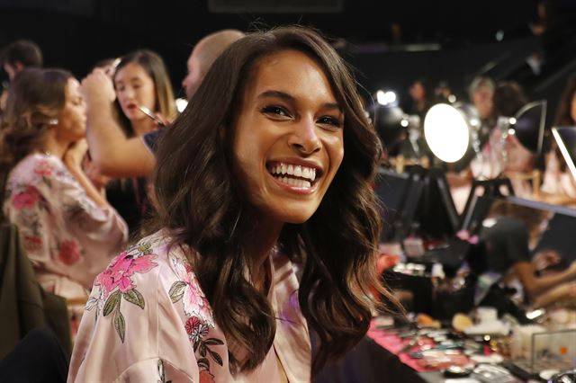 중국 상하이의 메르세데스 벤츠 아레나에서 20일(현지시간) '2017 빅토리아 시크릿 패션쇼'를 앞두고 무대 뒤에서 프랑스 출신의 모델 신디 브루나가 미소를 짓고 있다.  AP 연합뉴스