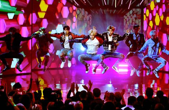 AMA에서 공연을 펼치는 방탄소년단. [연합뉴스]