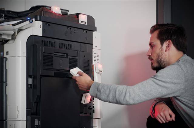 에너지 하베스팅 기술의 활용은 무궁무진하다. 바닥에 압전 장치를 설치해 사람들이 걸을 때마다 발생하는 전기에너지를 모을 수도 있고, 사진에서처럼 복사기에서 발생하는 열과 소리, 진동에너지를 모아 배터리를 충전할 수도 있다.독일 원더풀엔지니어링 제공