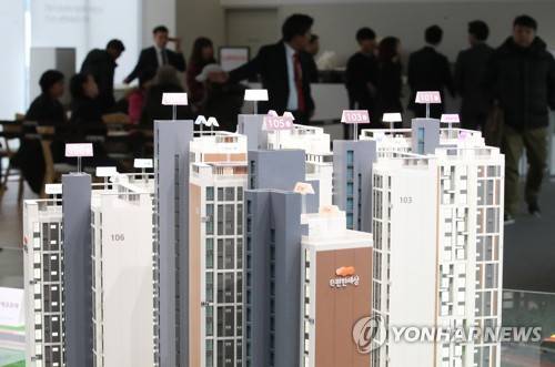 문을 연 'e편한세상 강동 에코포레' 견본주택 (서울=연합뉴스) 임헌정 기자 = 지난 17일 서울 강동구 상일동에 문을 연 'e편한세상 강동 에코포레' 견본주택에서 청약예정자들이 내부를 둘러보고 있다. 대림산업 계열사인 고려개발은 서울 강동구 길동 신동아아파트3차를 재건축하는 'e편한세상 강동 에코포레'를 분양한다. 지하 3층~지상 21층, 6개 동, 전용면적 51~84㎡, 총 366가구 규모로 86가구가 일반분양된다.     kane@yna.co.kr