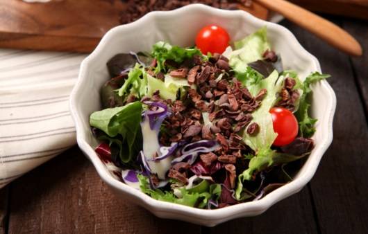 카카오닙스를 뿌린 샐러드