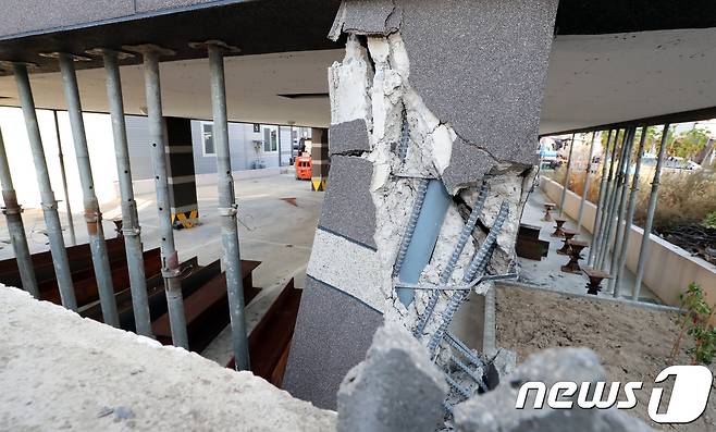 16일 포항시 북구 장량동에서 한 필로티 구조 건물 1층 기둥이 뼈대만 앙상하게 드러낸 채 파손 돼 관계자들이 보조 기둥을 세우는 등의 임시작업을 하고 있다.2017.11.16/뉴스1 © News1 장수영 기자