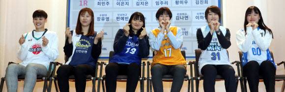 여자농구 상큼이들  - 21일 서울 중구 세종로 신한은행 본점 대강당에서 열린 여자프로농구 2017~18 신입선수 선발회에서 1라운드 지명을 받은 KEB하나은행 최민주(왼쪽부터), 신한은행 이은지, KDB생명 김지은, KB스타즈 임주리, 삼성생명 황미우, 우리은행 김진희가 활짝 웃으며 나란히 포즈를 취했다.연합뉴스