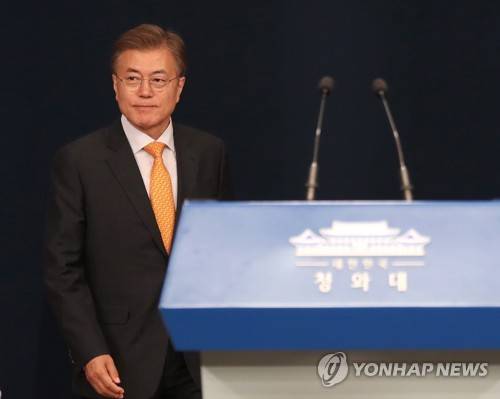 입장하는 문 대통령 (서울=연합뉴스) 김주형 기자 = 문재인 대통령이 김이수 헌법재판소장 인사발표를 하기 위해 19일 오후 춘추관 대브리핑실로 입장하고 있다. 2017.5.19  kjhpress@yna.co.kr  (끝)