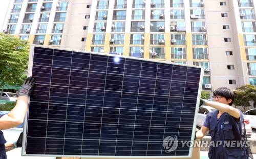 베란다 발전소 서울 시내 한 아파트에서 태양광발전설비 업체가 베란다에 태양광 모듈을 설치하고 있다. 2017.6.20 [연합뉴스 자료사진]