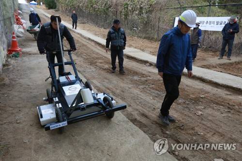 옛 교도소 5·18 암매장 추정지 GPR조사. [5·18기념재단 제공, 연합뉴스 자료사진]