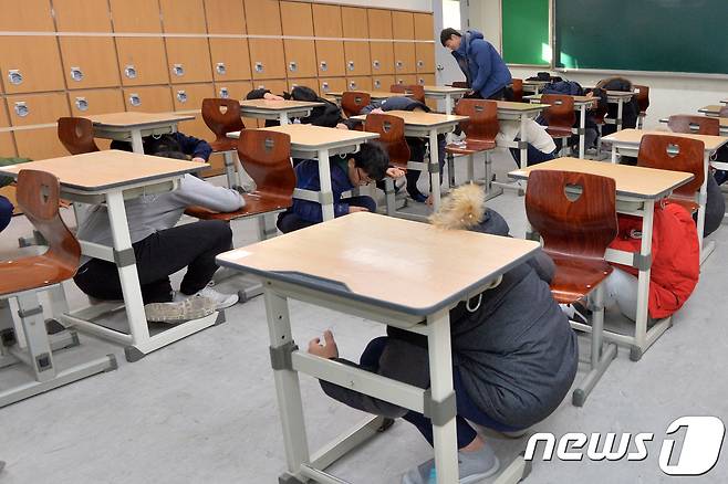 포스코 교육재단 포항제철고등학교 수험생들이 21일 오전 담임 선생님의 지시에 따라 지진 대피훈련을 하고 있다. 2017.11.21/뉴스1 © News1 최창호 기자