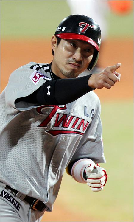 LG로부터 방출 통보를 받은 정성훈. ⓒ 연합뉴스