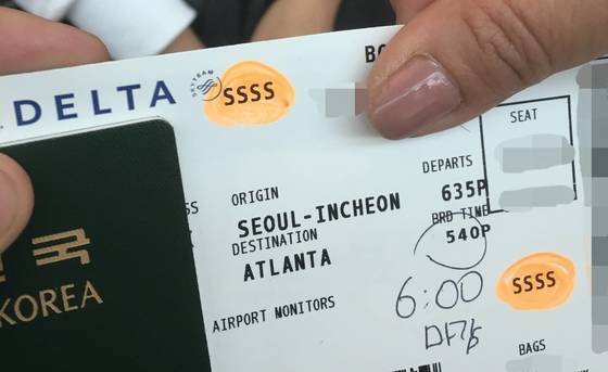 요주의 인물 뜻하는 'SSSS' 찍힌 항공권. 최근 인천국제공항에서 애틀랜타행 델타항공 항공기를 이용하려는 한 30대 여성의 항공권에 'SSSS'가 찍혀있다.   이는 미국 교통안전청(TSA)이 정하는 '2차 보안검색 대상'(Secondary Security Screening Selection)이라는 뜻이다. [연합뉴스]