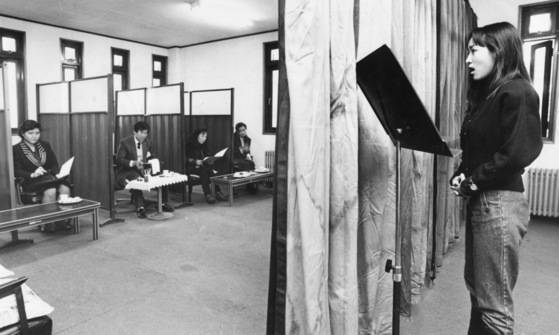 1990년 서울대 음대 입시부정사건의 여파로 음악 실기고사장에는 2m높이의 칸막이가 설치됐다. 1991년 1월 후기 입시의 상명여대 음악 실기고사장. [중앙포토]